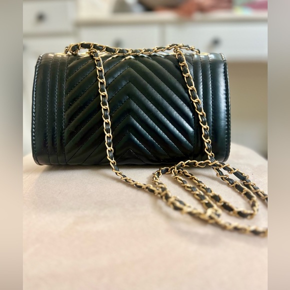 Quilted Cross Body/ Clutch Chain Bag - Black / Interior is Red & Chain is Gold - Picture 6 of 6